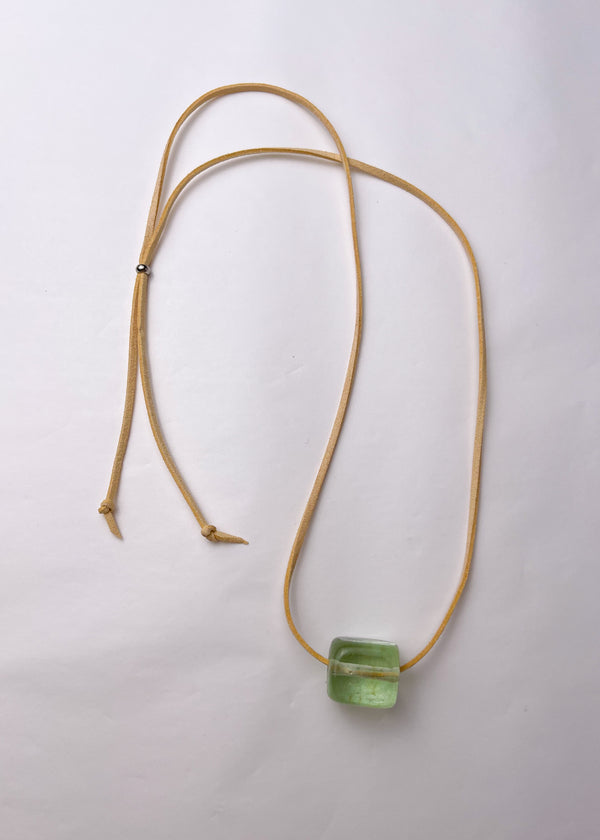 CUBE - Glass necklace / crema / clear